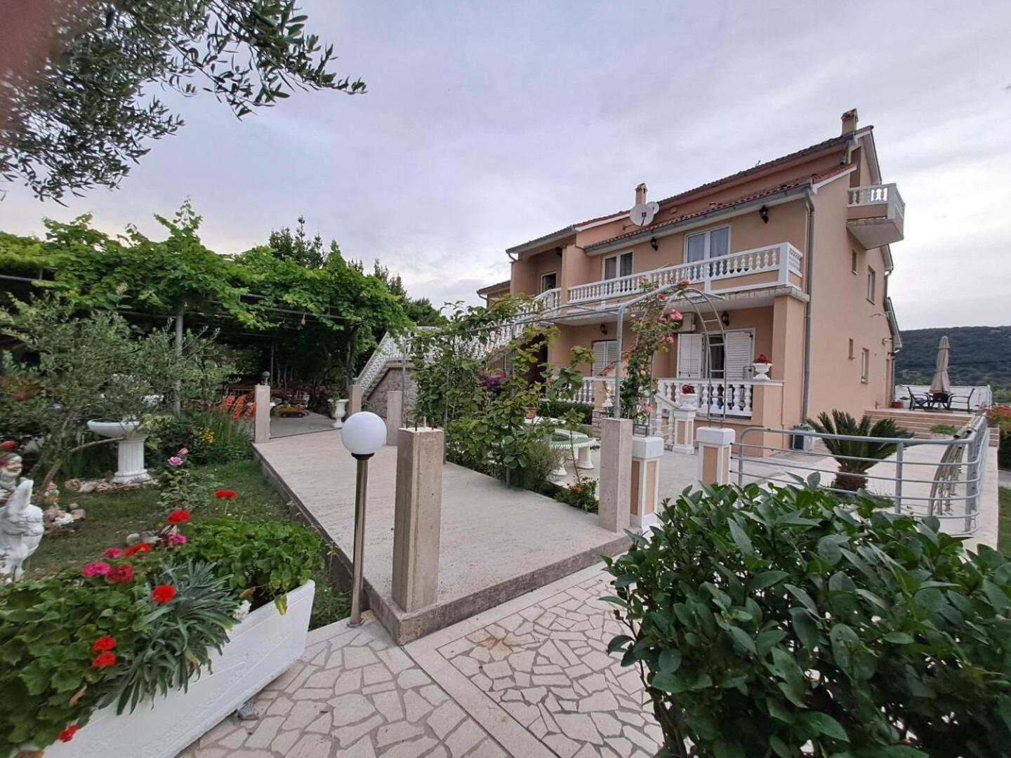 Apartments Mig - With Beautiful Garden Supetarska Draga Zewnętrze zdjęcie